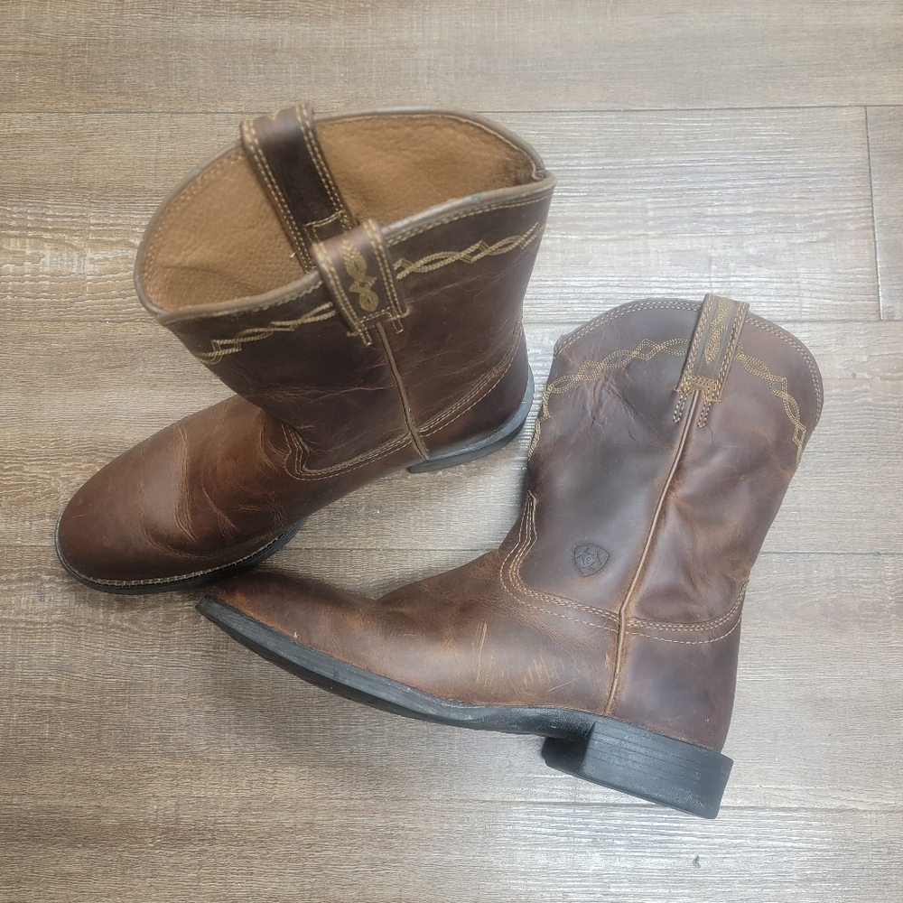 Women's Ariat Heritage roper boots. Size 10B. Like new